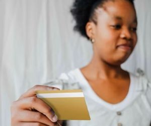 Cryptocurrencies offer high return potential and greater financial freedom through decentralisation, operating in a market that is open 24/7. However, they are a high-risk asset due to extreme volatility and the lack of regulation. The main risks include rapid losses and cybersecurity failures. The key to success is to invest only with a clear strategy and with capital that does not compromise your financial stability.