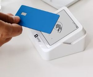 Commodities such as gold, oil, agricultural products and industrial metals offer opportunities to diversify your portfolio and hedge against inflation, but they are also high-risk assets due to price volatility, geopolitical tensions and supply-demand shocks; the key is to invest with a clear strategy, an understanding of the underlying market drivers, and only with capital that does not compromise your financial stability.